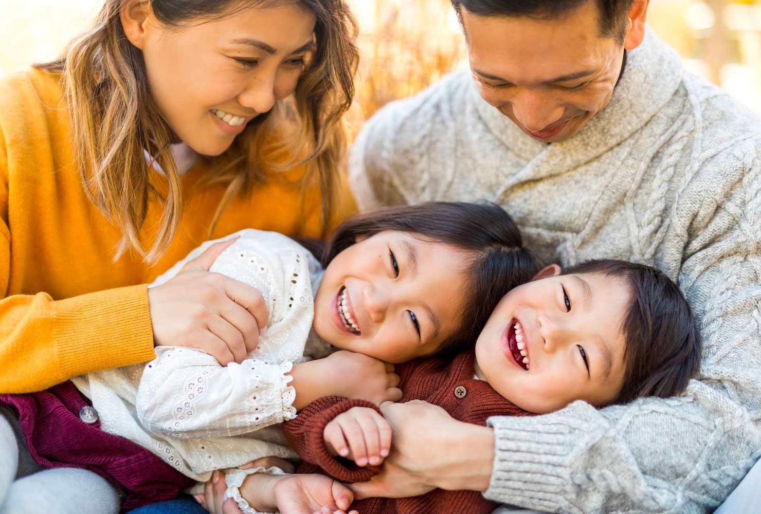 christmas photo ideas cuddle siblings.
