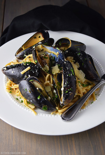 Clams on a plated linguini pasta