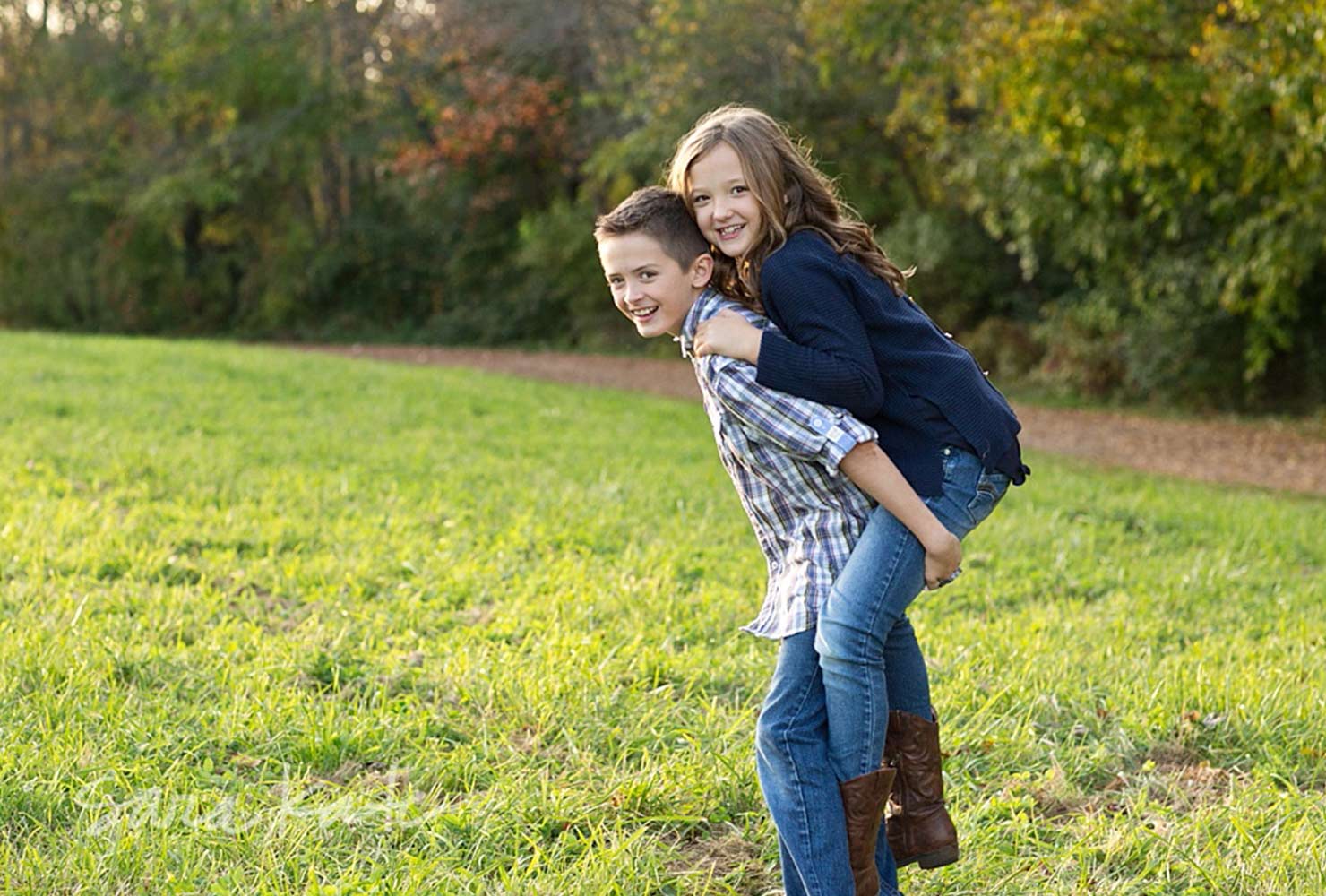 sibling photo ideas piggyback ride