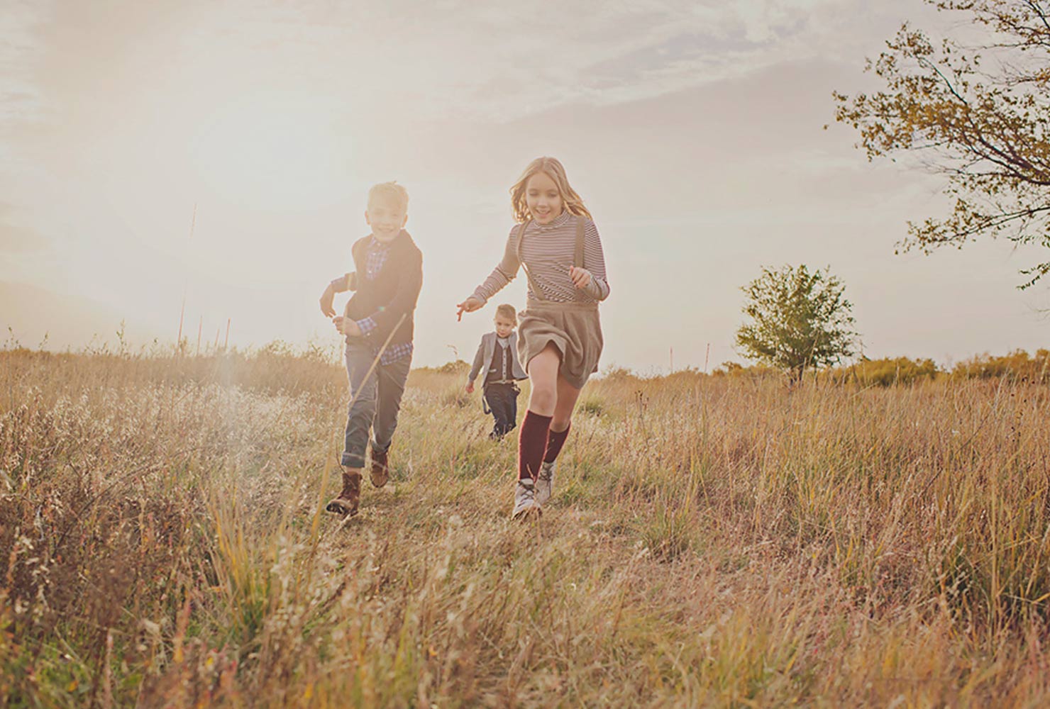 sibling photo ideas runnong through field