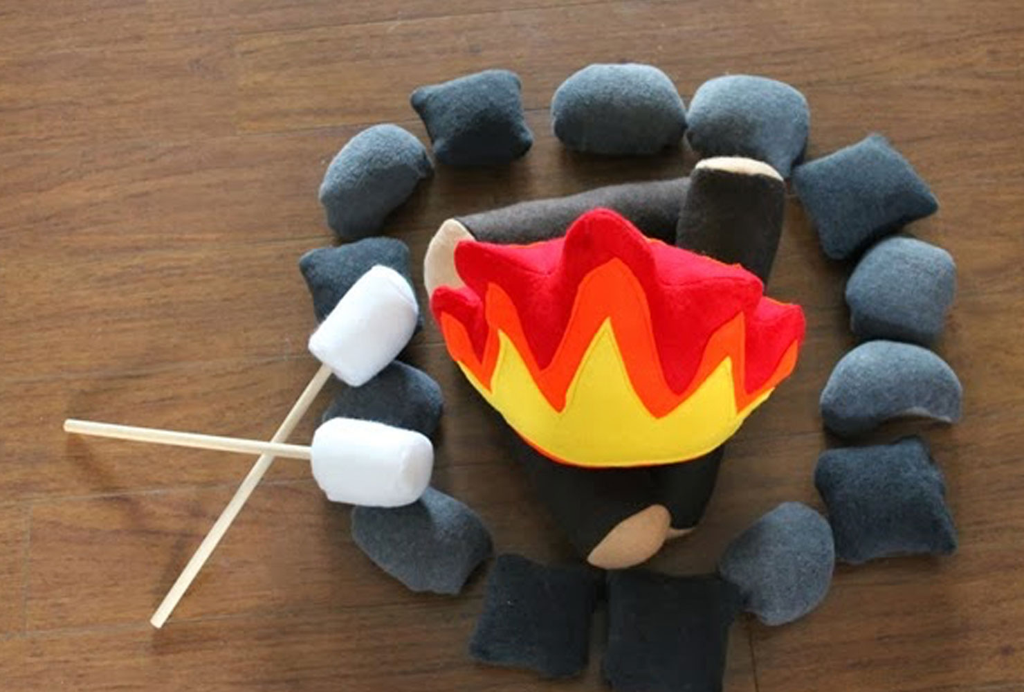 Felt campfire set for kids.