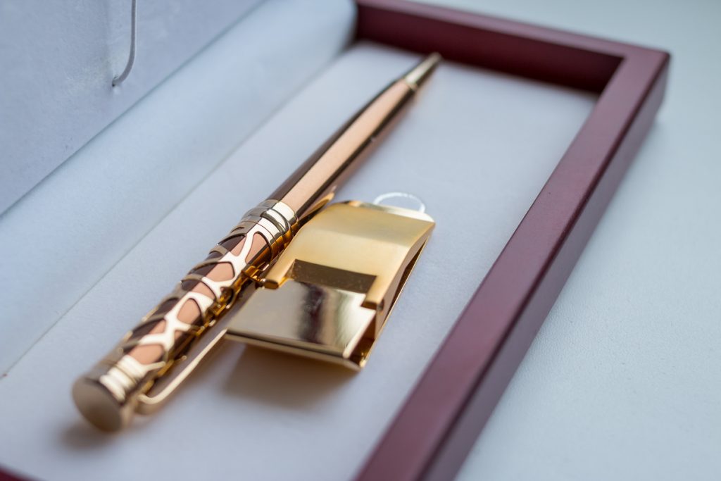 Open gift set with holder clip for money. 